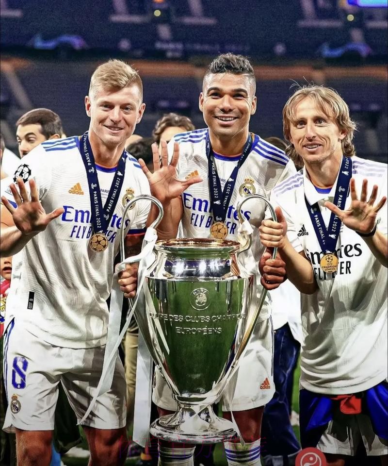 欧冠官方询问谁更出色 克罗斯和魔笛：在一起